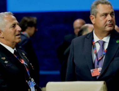 Σε εξέλιξη βρίσκεται η τελετή παράδοσης - παραλαβής στο Υπουργείο Εθνικής Άμυνας